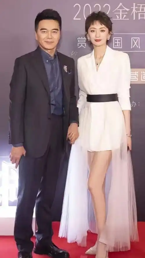 原来她是许亚军的第四任妻子,看起来年轻貌美的,皮肤白的发光,有颜值