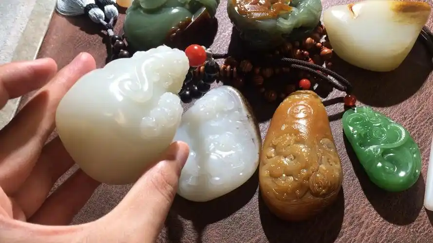 和田玉里各种不同类型的颜色,玉质,视觉感受和手感都不一样.