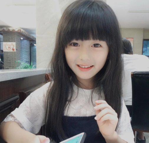 9岁就浓妆艳抹做网红,曾和tfboys合作,月入百万放弃上学