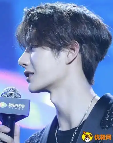 王一博喉结性感高清无水印照片男生喉结为什么不能摸