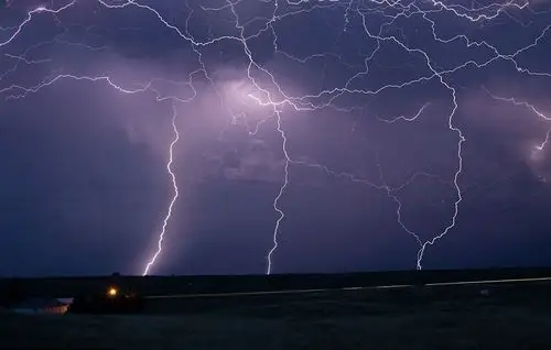 美摄影师捕捉风暴中绝美闪电照片