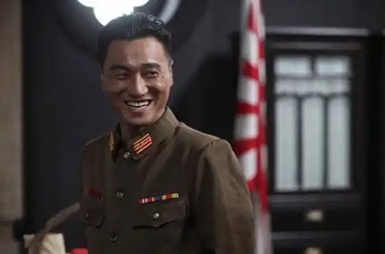 因《雪豹》走红,演日本军官被人打,今被成龙签下还娶了中国妻子_观众