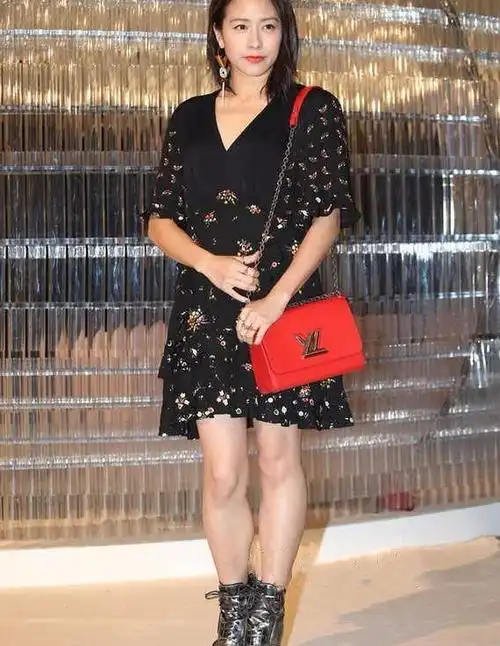 林嘉欣一直都很真实,晒42岁生日素颜照,虽有皱纹但依然漂亮!