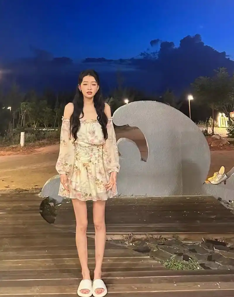 孙怡分享未修图的全身照,筷子腿和普通人的手臂差不多,她那么高的个子