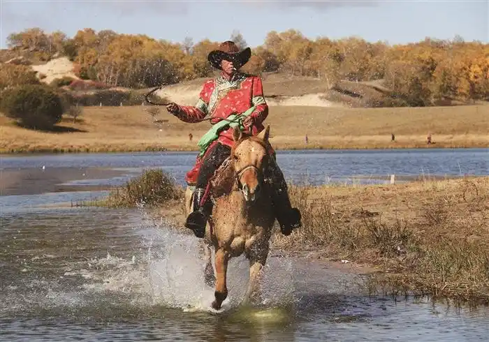 策马飞奔  孙曦中/摄