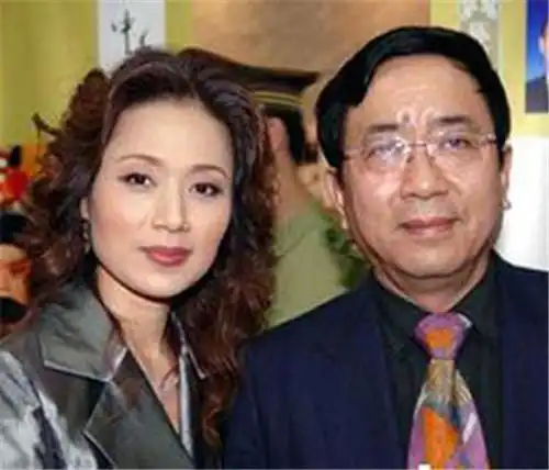 虽然李红父母不同意,但在同学和老师们眼里,两人结合算是金童玉女,郎