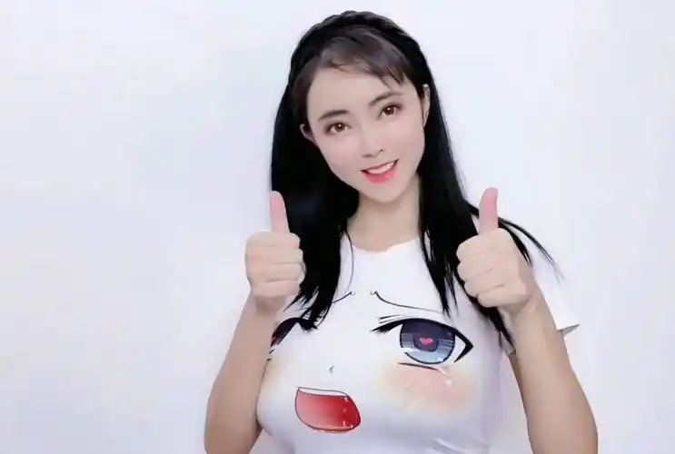 演员潘春春中秋祝福惹争议,胸部图案表情奇怪,夸张身材令人瞩目_衣服