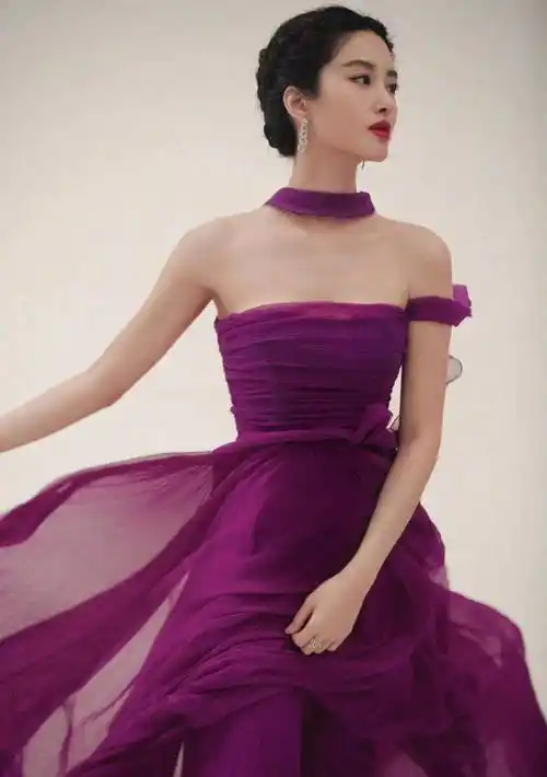 赵丽颖一黑一白两套礼服上演极致诱惑_长裙_造型_杨颖