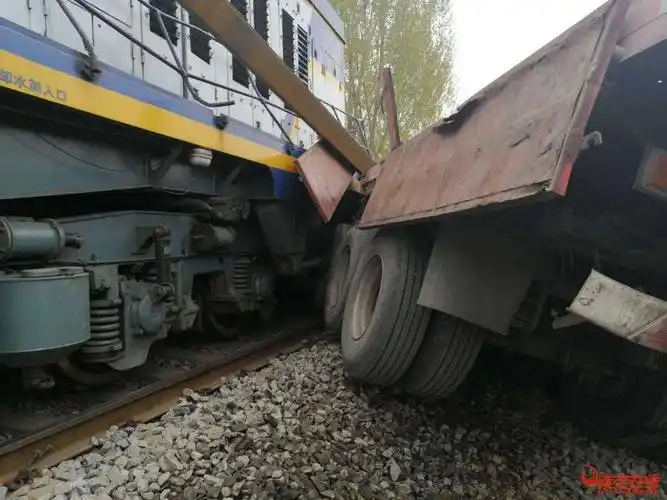 吓人!钢城区一辆大型货车与火车相撞,货车车身严重变形