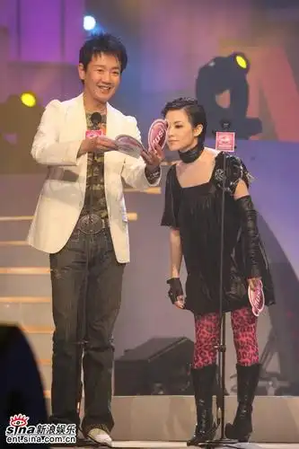 图文:无线音乐颁奖礼 范晓萱粉色豹纹颇为抢眼