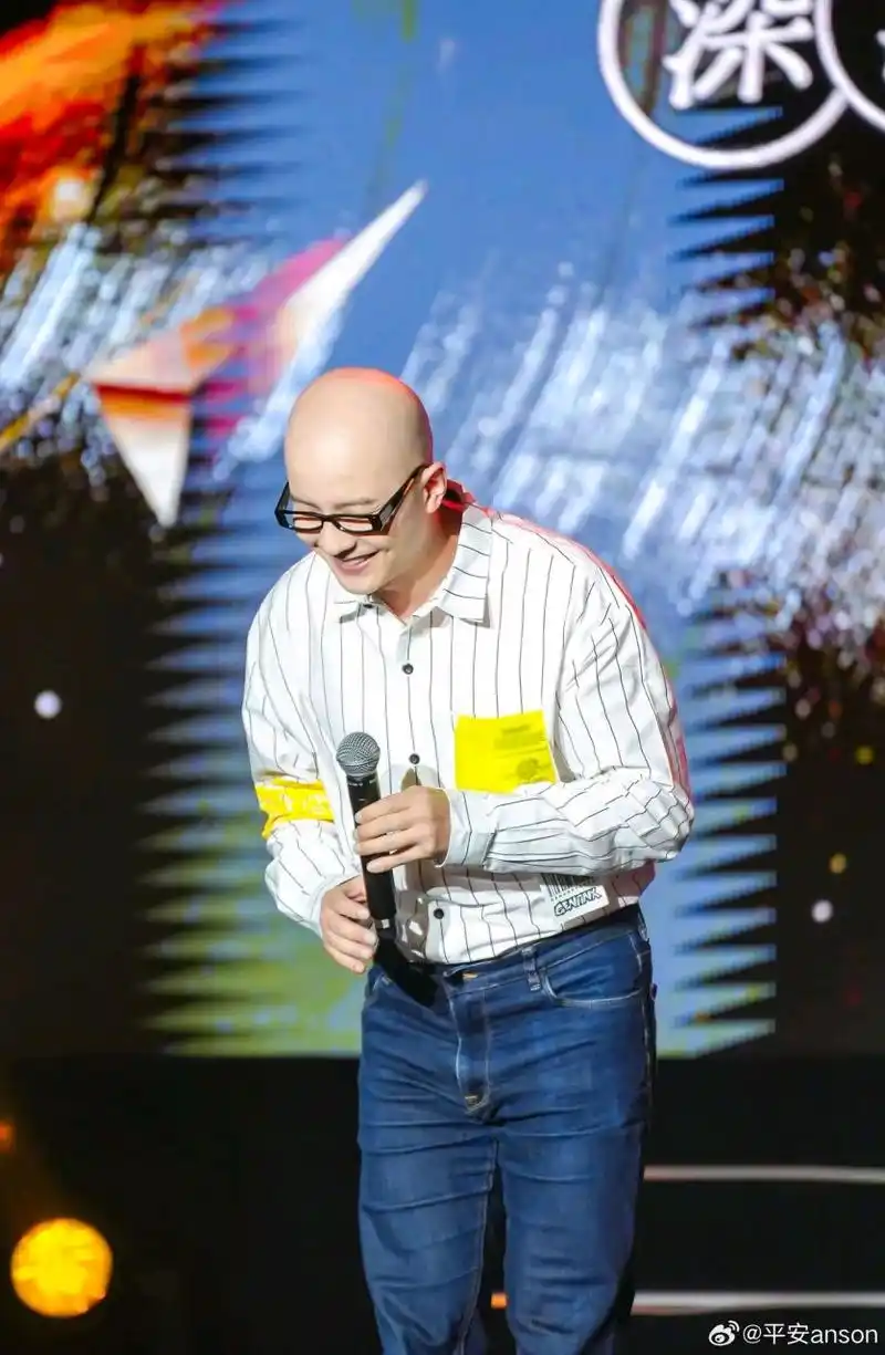 舞台上这位光头眼镜帅小伙,还有多少人记得?