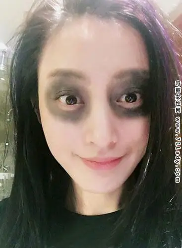 日前,张天爱网上晒出一张搞怪自拍照,照片中的她虽然有点黑眼圈,但