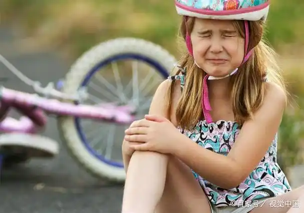 宝宝跌一跤,父母心一颤,宝宝摔倒了怎么办,掌握方法很重要