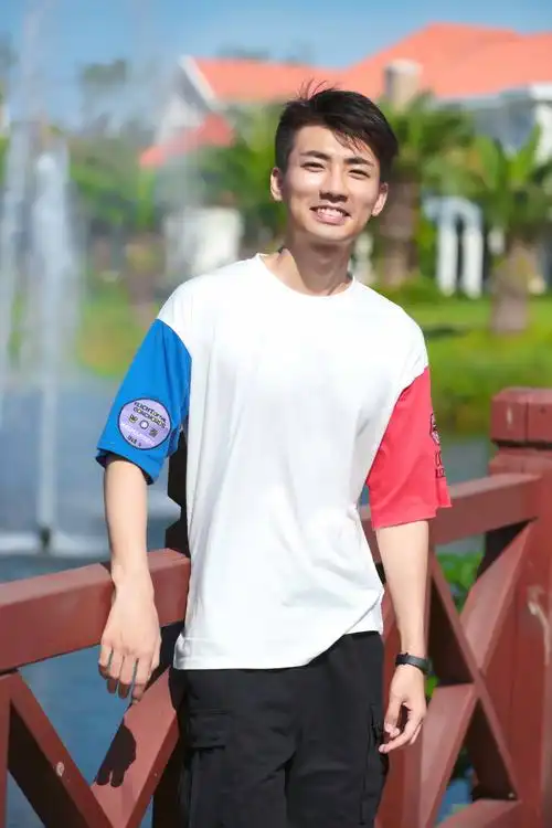 《青春须早为》上海开机 张瀚文热血奔赴青春梦