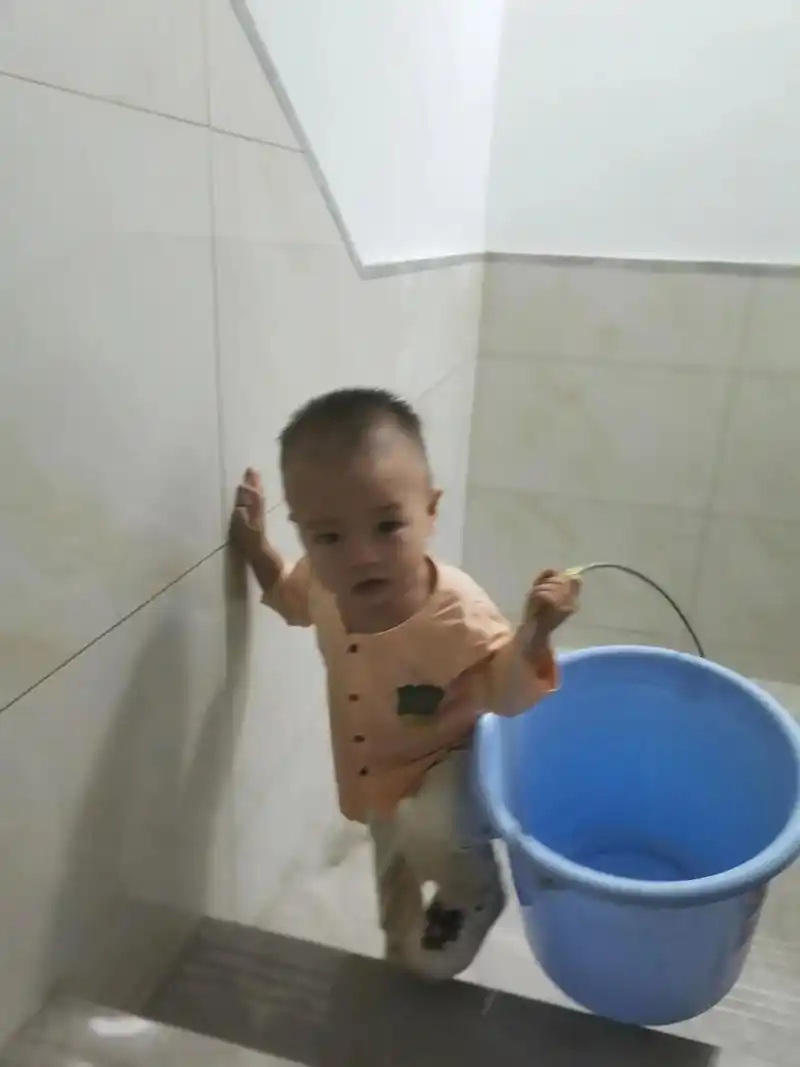 好久没给小仔拍照片了提着桶子的样子好可耐呀急急忙