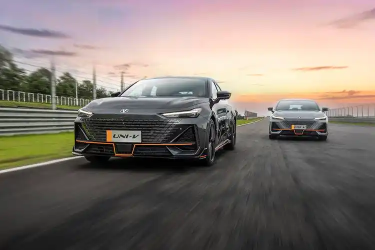 颜值和实力并存的国民轿跑赛道体验长安univ