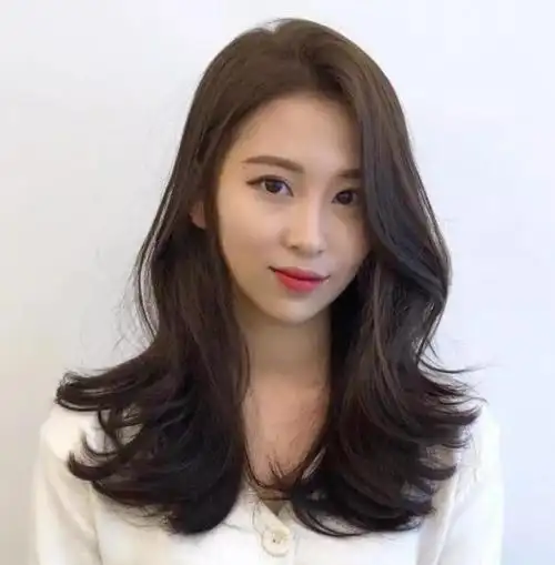 披肩的长度是中长卷发,长发很淑女.