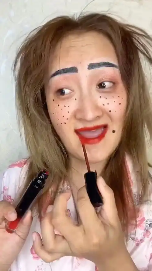 丑女"去蹦迪,别人会不会嫌弃她?#自创丑妆#我要上热门#天生爱演戏哦