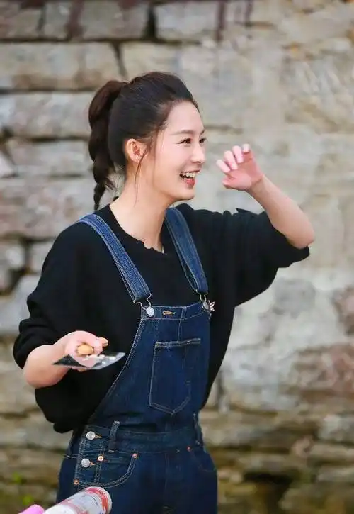 邓伦晒照晒了三个栗子,被网友脑洞大开解读成李沁!