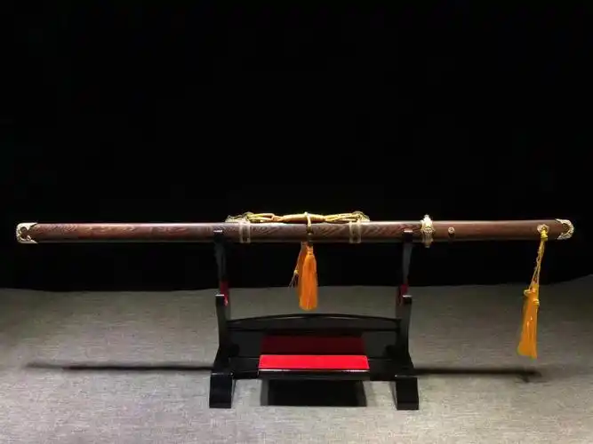 喜欢的私信〖特点〗:刀刃采用手工淬火工艺 ,在冷水中淬火,刃口具备