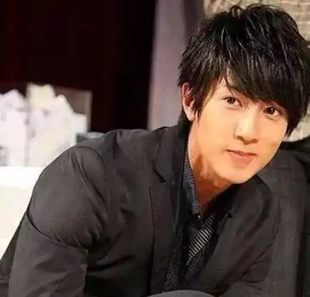 讲道理,唐禹哲的颜放在当时,跟炎亚纶,吴尊他们也能一战吧?