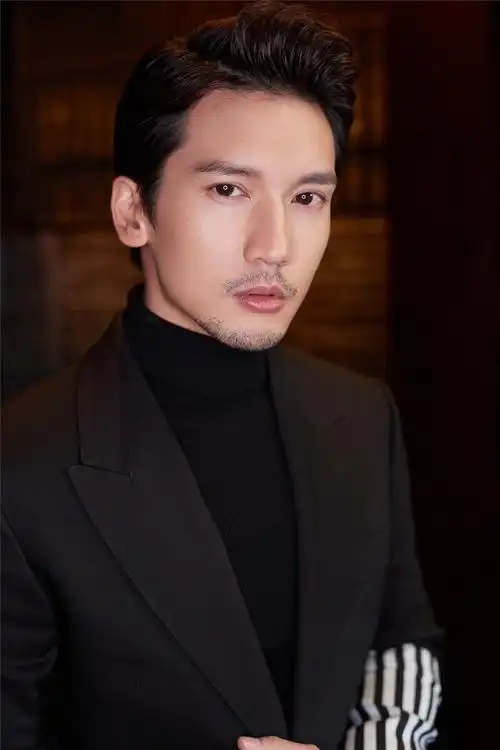 《gq》盛典上的穿搭赢家 关智斌用一身黑hold住了聚光灯