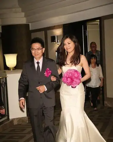 侯湘婷老公是捷安特老董的孙子 侯湘婷身穿纽约设计师selia yang纯白