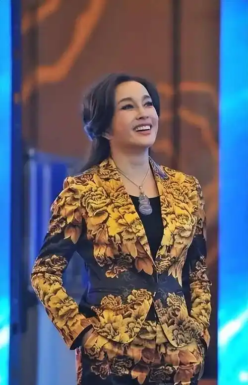 70岁"老丫头"刘晓庆近照流出!网友:不老女神都是假的!_生活_人生_时间