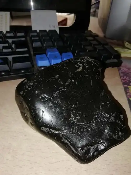 这个很黑的石头是什么石种? 很硬,表面很光滑,强光不透,有高手认识吗?