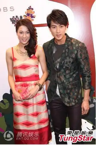 钟嘉欣吴尊尴尬撞脸面面相觑坦言的确神似组图