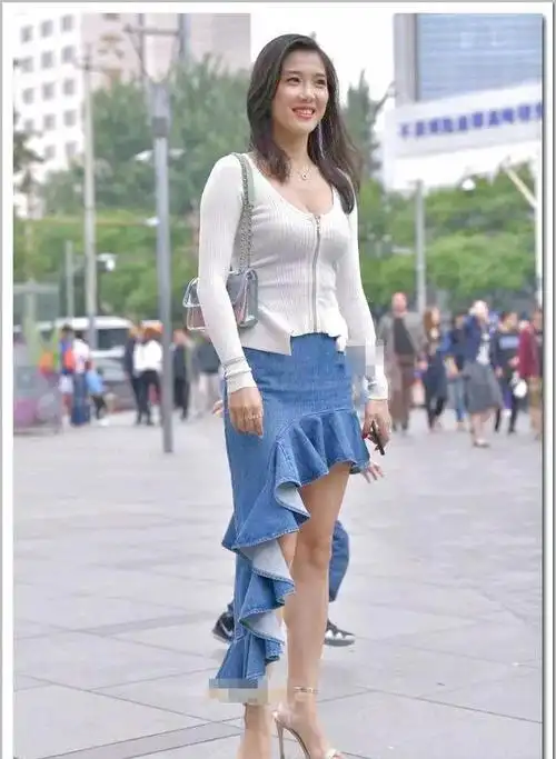 街拍小姐姐亲身示范时尚穿搭展示不一样的视觉盛宴