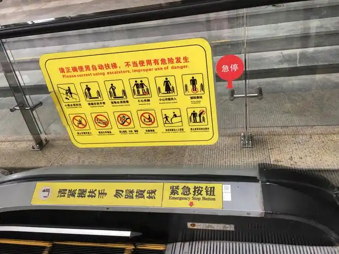 除了电梯,商场里也有很多自动扶梯,老人和孩子一定要注意安全标志和