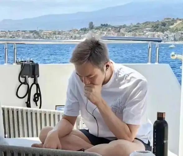 53岁张智霖光顾叉烧店,满头白发显苍老,网友直言这才符合年纪_腾讯