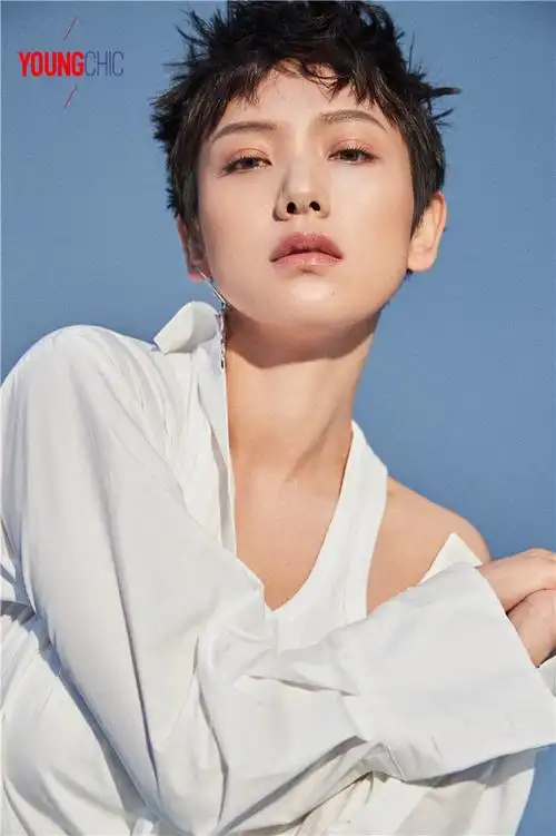 李晓峰青春炽热来袭 化身超洋气风向标