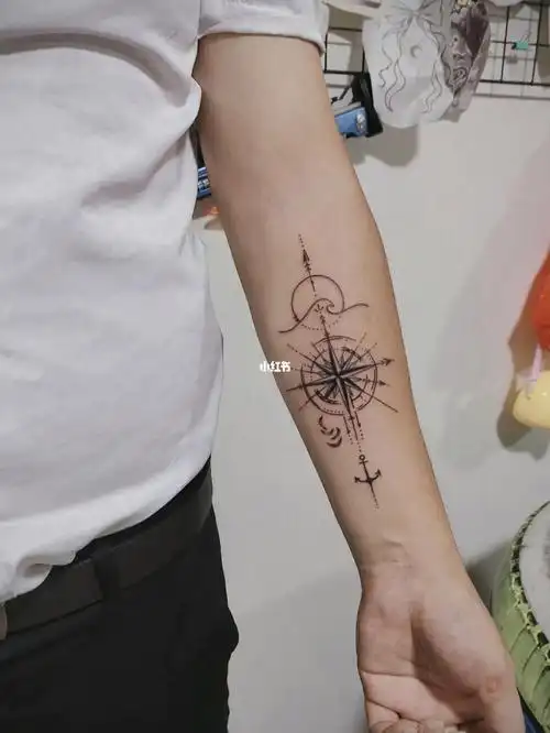 手臂纹身男指南针