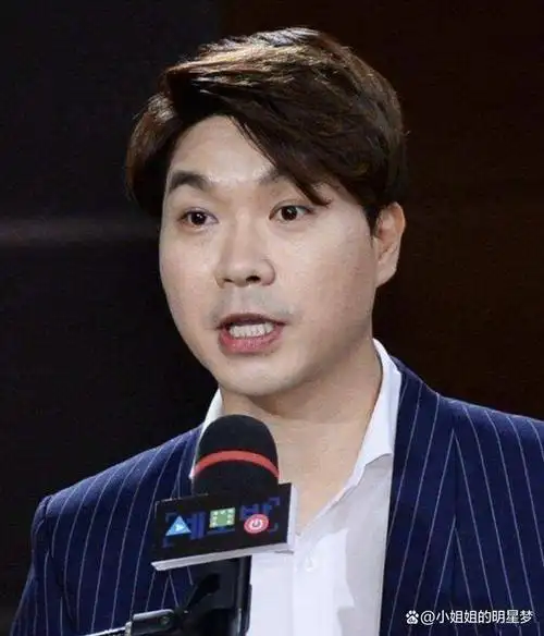 韩国五十二岁著名主持人朴秀洪与小二十九岁的妻子金多艺举行了婚礼