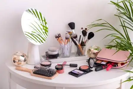 靠近轻质墙面的专业化妆品梳妆台照片