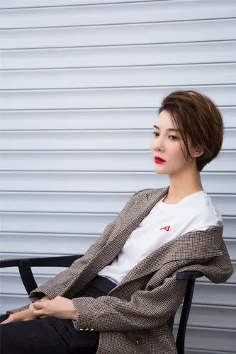 车晓时尚写真曝光格纹西装配牛仔尽显时髦率性