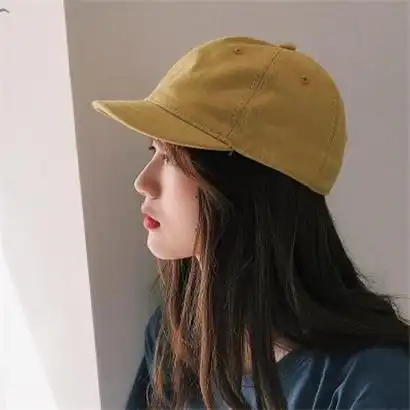 高冷戴帽子女孩头像,其实侧面比正脸的要好看的多-女生头像