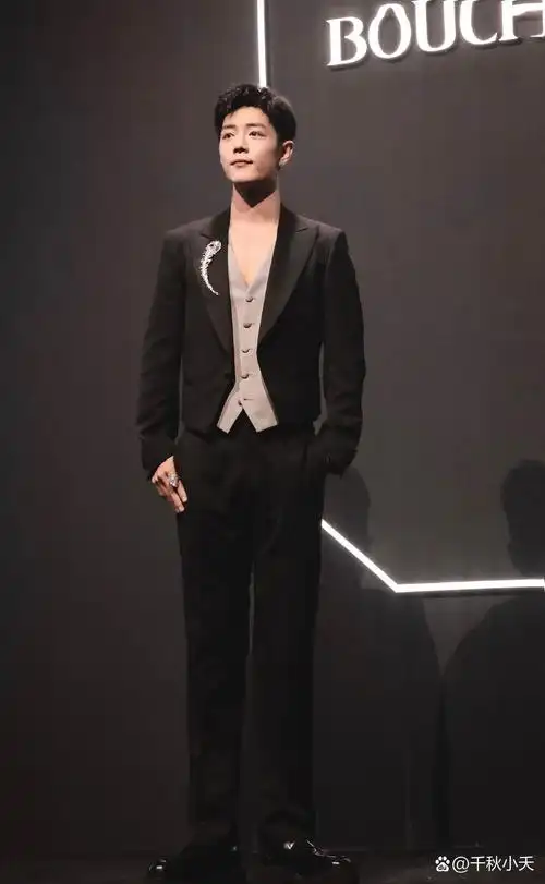 优雅金贵,清新俊逸.真的不知道用什么样的形容词可以形容肖战了