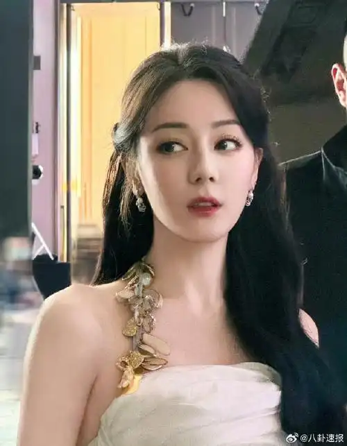 迪丽热巴一天两身高定