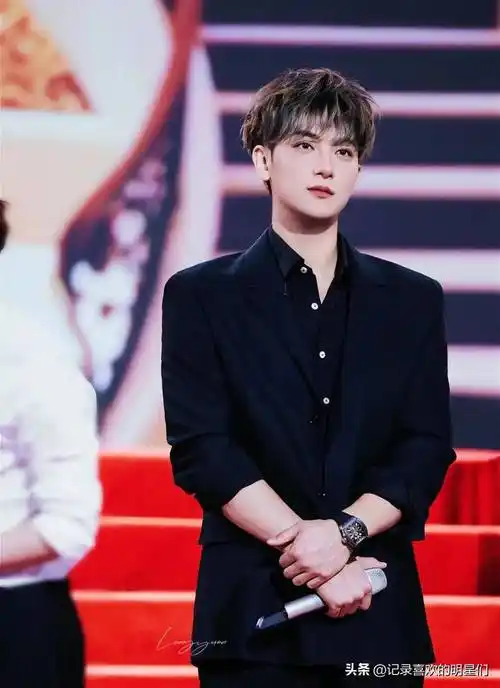 黄子韬天使的脸蛋,魔鬼身材,哈哈哈,花样美男哦!