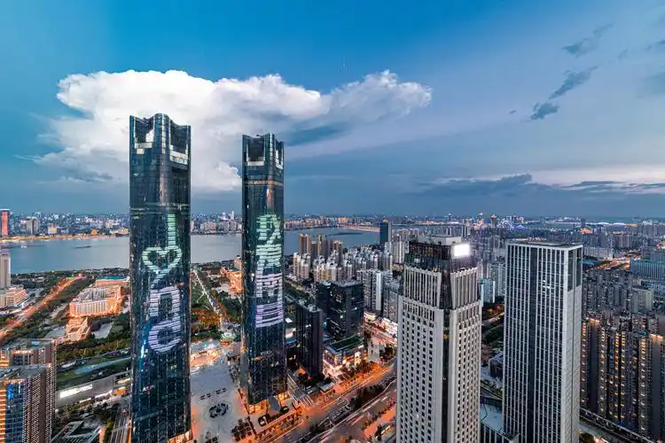 高空视角领略南昌美丽夜景观赏南昌地标建筑绿地双子塔