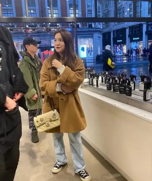网友伦敦偶遇金艺琳,165的椰梨被拍成149,身高也是太硬伤了