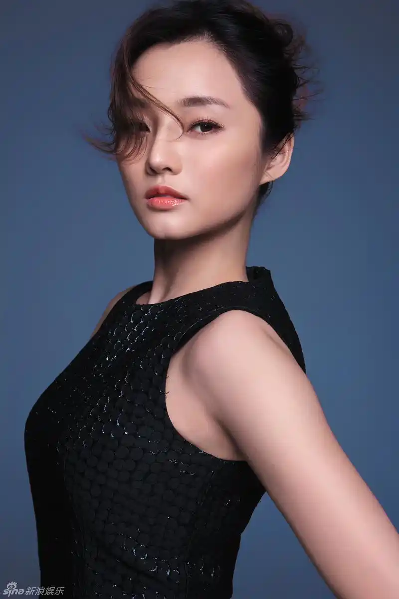 刘芊含简约大片曝光 彰显温婉清新夏日风