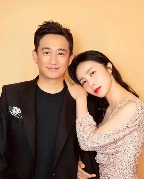 黄磊与妻子在北京环球影城被偶遇,两人打扮休闲,状态轻松自在