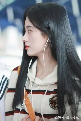 鞠婧祎机场生图,完美侧颜,笑容甜美,这样的小鞠你爱了吗