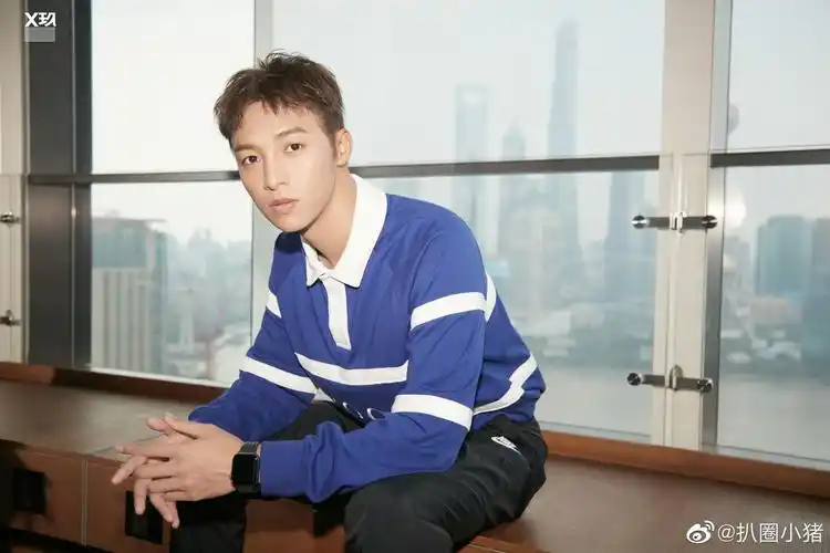 伍嘉成官宣加盟青少年足球真人秀《超球少年》