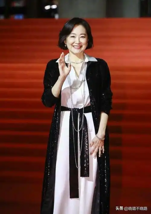 看了69岁林青霞的老年妆扮我悟了裙不上膝发不过肩更优雅