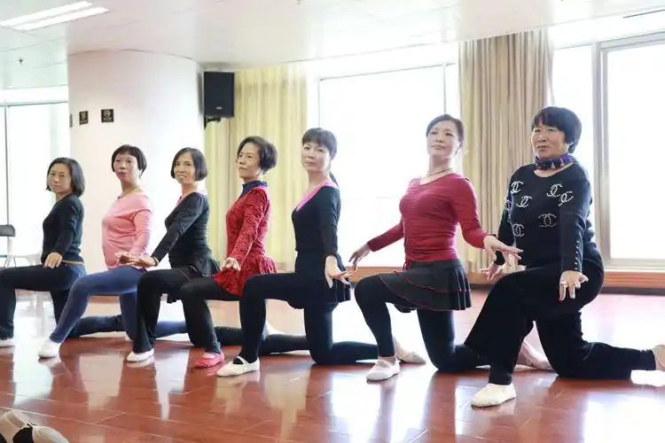 老年大学形体健美~课堂